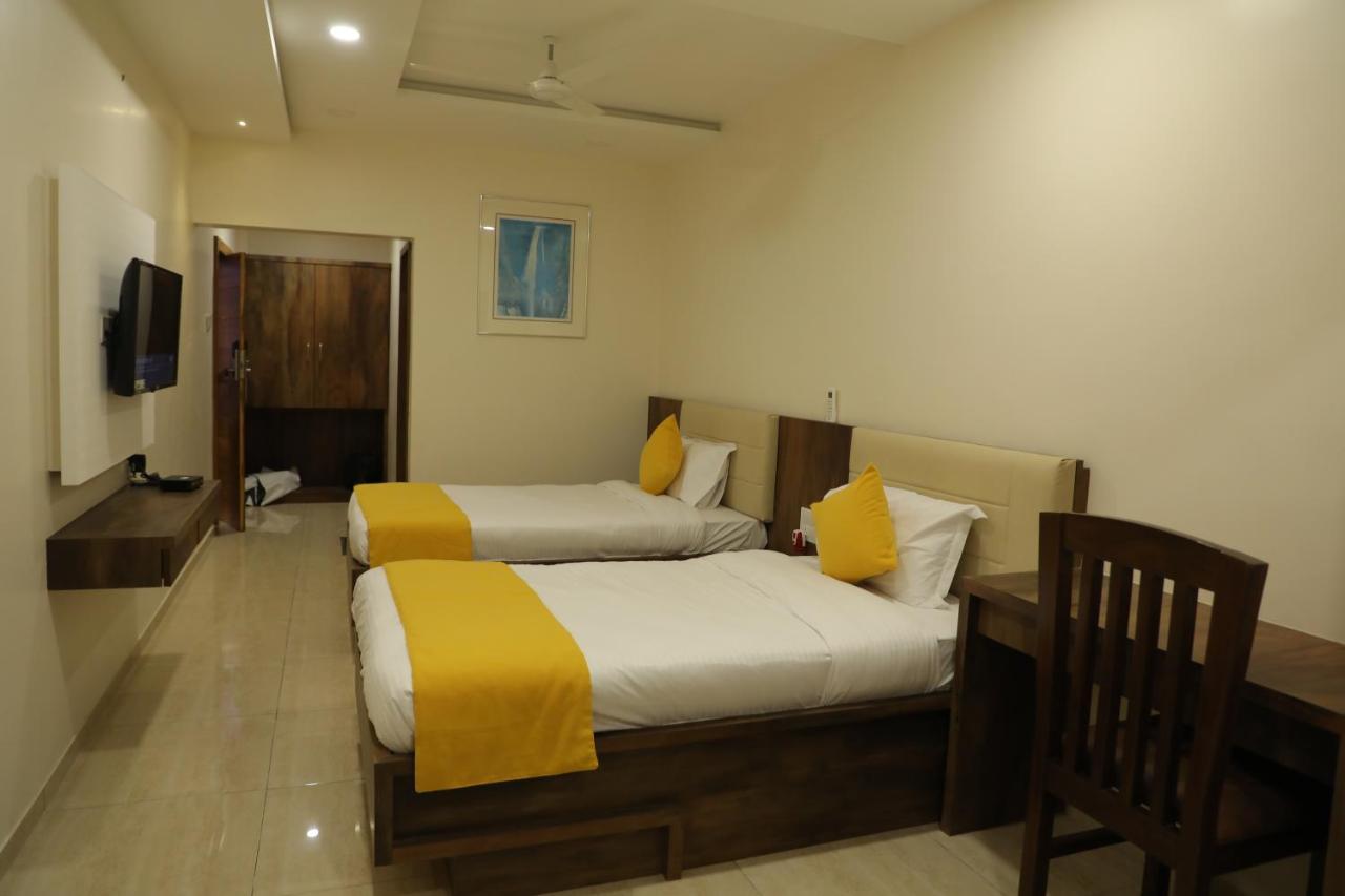 פורבנדר Hotel Balaji Palace מראה חיצוני תמונה